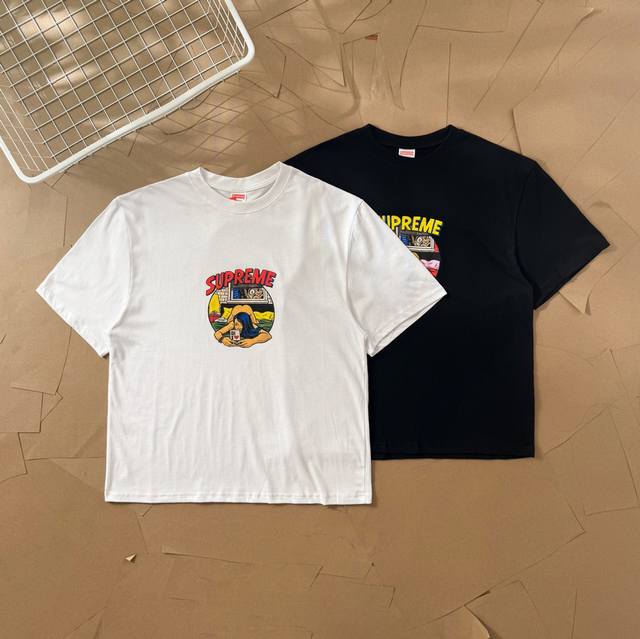 Supreme Ss25 Week1 Bedroom Tee 胸前圆形Logo图案短袖美式潮流T恤 2033 美式潮牌Sup不仅代表了纽约街头文化，其另类的风格