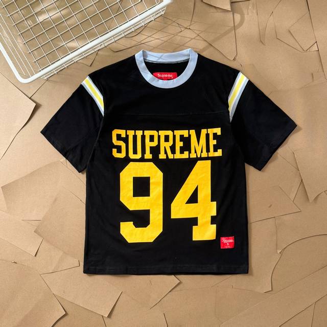 Supreme Ss25 Week8 Split S S Football Top 拼接图案罗纹圆领短袖美式潮流足球衣 2034 属于潮流服饰。其设计亮点有：