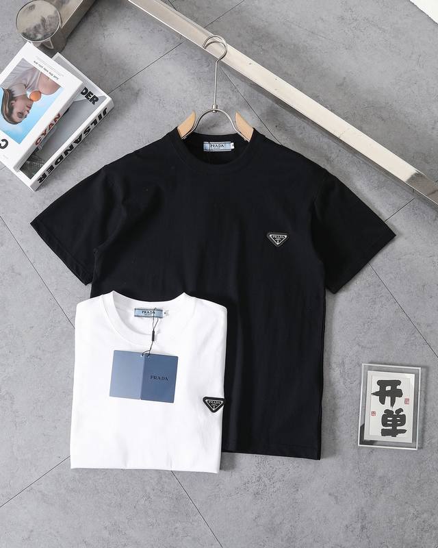 平铺图』 Prada 普拉达 24Ss 经典三角徽标基础短袖T恤 面料：定织280高克重双纱料子 肉实的质感，定制加宽领口 一眼可见的高级感 胸前三角标徽章点缀
