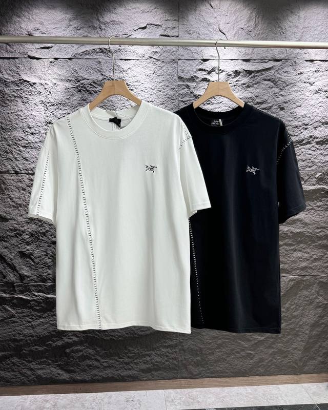 供 Arc'teryx 始祖鸟刺绣25Ss夏季新款男女同款个性线条城市户外运动圆领短袖T恤 经典简约万针刺绣标志性Logo设计 手感非常舒服 经典圆领的基础版型