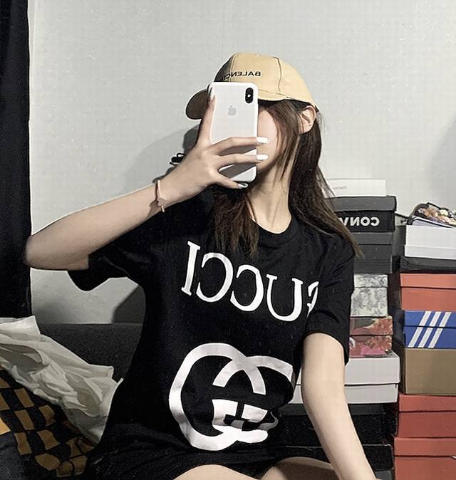 Gucci古驰大标双色情侣短袖 小红书热门款式 品质甄选 纯棉质地 情侣款爆款推荐 颜色：白色 黑色 尺码：M L Xl Xxl 3Xl M码 胸围101 衣长