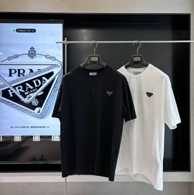 Prada普拉达 新款铁标Logo短袖T恤 面料：240克双纱高密度纯棉面料 - 工艺: 整件衣服采用精密压花工艺 - 男女同款均可驾驭 - 尺码： M L X