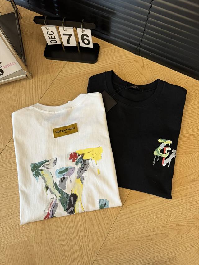 Louis Vuitton 路易威登 24Ss夏季涂鸦印花情侣短袖T恤 面料：240克双纱高密度纯棉面料 - 工艺: 整件衣服采用精密压花工艺 - 男女同款均可
