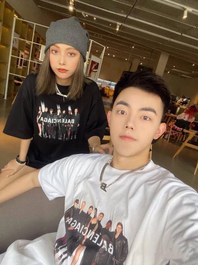 Balenciaga 巴黎世家乐队人像印花复古圆领短袖T恤，首发限定，超多网红上身，最火的T恤之一。Oversized版型男女同款，遮肉显瘦！夏天弄潮儿必备单品