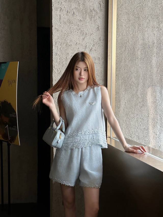 Prada普拉达定制字母三角标花边拼接圆领无袖背心上衣松紧腰短裤套装 款号：25670706552 颜色：白色 蓝色 尺码：Sml S码80-95斤 M码95-
