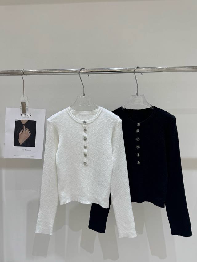 Chanel香奈儿小香定制双C纽扣半开领针织长袖 款号：25670106544 颜色：白色 黑色 尺码：均码 80- 斤