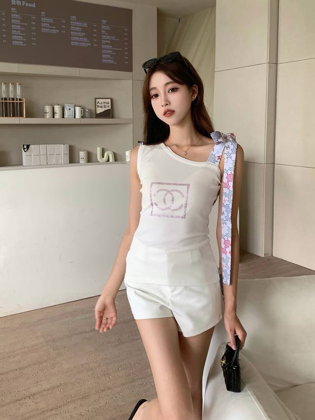 Chanel香奈儿小香双C方块烫钻绑带单肩背心 款号：2567 6540 颜色：白色 尺码：Sml S码80-95斤 M码95- 斤 L码 -125斤