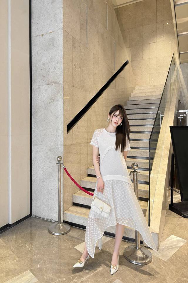 Louis Vuitton Lv 驴家老花四叶草字母提花拼接蕾丝花边圆领短袖连衣裙 款号：2567 6535 颜色：白色 尺码：Sml S码80-95斤 M码9