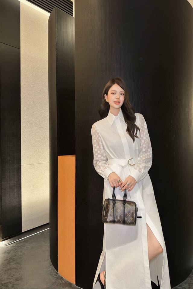 Louis Vuitton Lv 驴家老花四叶草字母提花拼接翻领长袖衬衣连衣裙配腰带 款号：2567 6534 颜色：白色 尺码：Sml S码80-95斤 M码