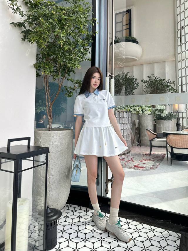 Miumiu缪缪字母刺绣格子拼接翻领短袖上衣抽绳松紧腰半裙套装 款号：25671506532 颜色：蓝色 白色 尺码：Sml S码80-95斤 M码95-110