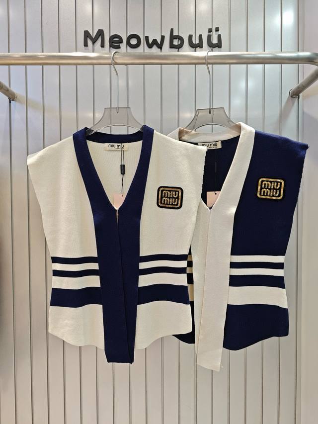 Miumiu缪缪定制字母方块金线刺绣订珠徽章条纹绑带针织背心 款号：25670106527 颜色：米色 蓝色 尺码：均码 80- 斤