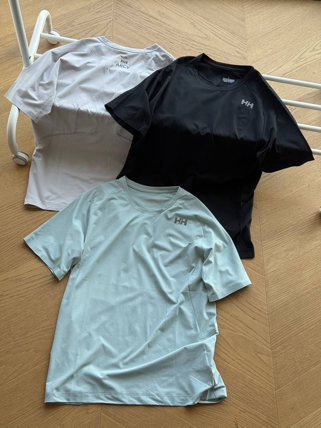 供 海丽汉森Hellyhansen Running系列跑步运动健身短袖Tee 黑色 灰色 绿色 M~3Xl 凉感科技速干索罗那面料，上身简单有型，不紧绷，舒适感