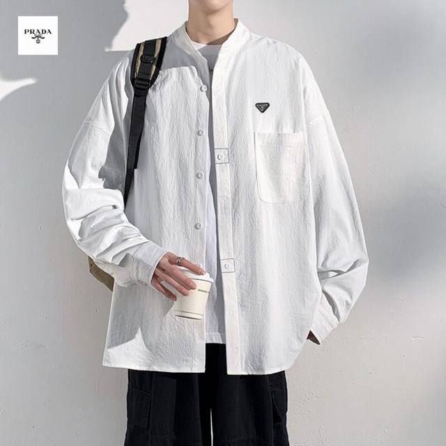 Prada普拉达海外版25Ss新款两色工装仿肌理感褶皱宽松版长袖衬衫！ Ins超火两色可选 四季穿搭不二之选 上身超酷. 整衣采用水洗工装户外设计 经久耐看 高