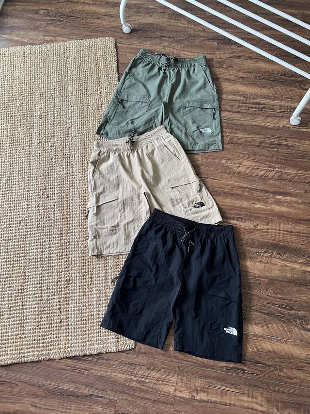 Tnf 北面 夏季梭织工装短裤。作为出口韩国订单，档次自不用多说。夏季新款，轻薄舒弹Windwall防风机能速干梭织裤，主打防风 防水、吸湿排汗的功能，舒适耐久