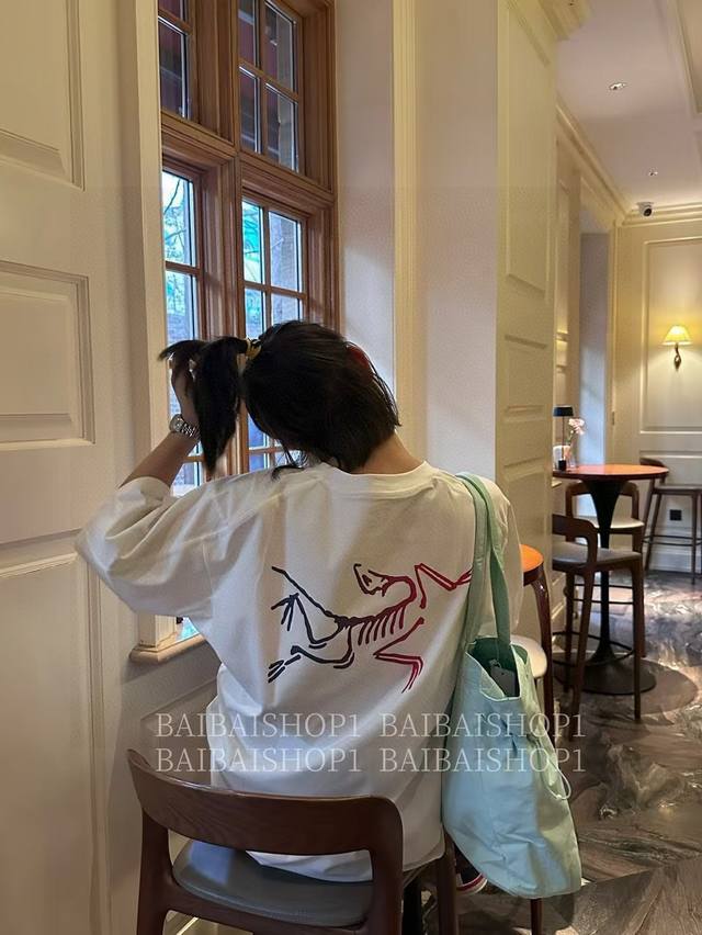 高品质 品名：始祖鸟 Arc'teryx 24S 彩色渐变印花新款后背大鸟Logo宽松男女同款圆领纯棉短袖T恤 版型；宽松版 面料：330G全棉精梳棉 颜色：