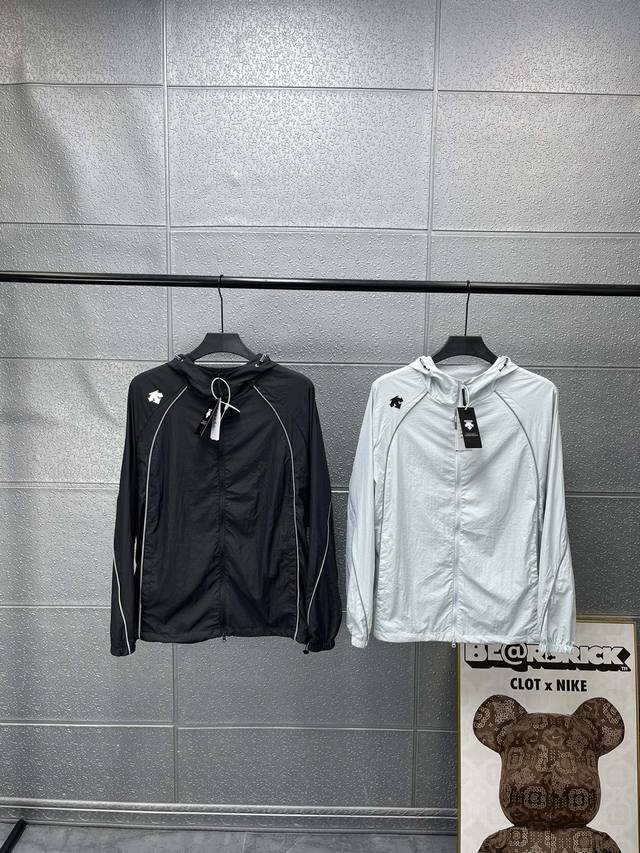 Descente 迪桑特轻量透气反光连帽防外套 定制锦纶小网格面料 清爽透气不粘身，非常轻薄，内里全部包边工艺 不路线头 松紧袖口，活动自如，拉链双门襟，两边侧