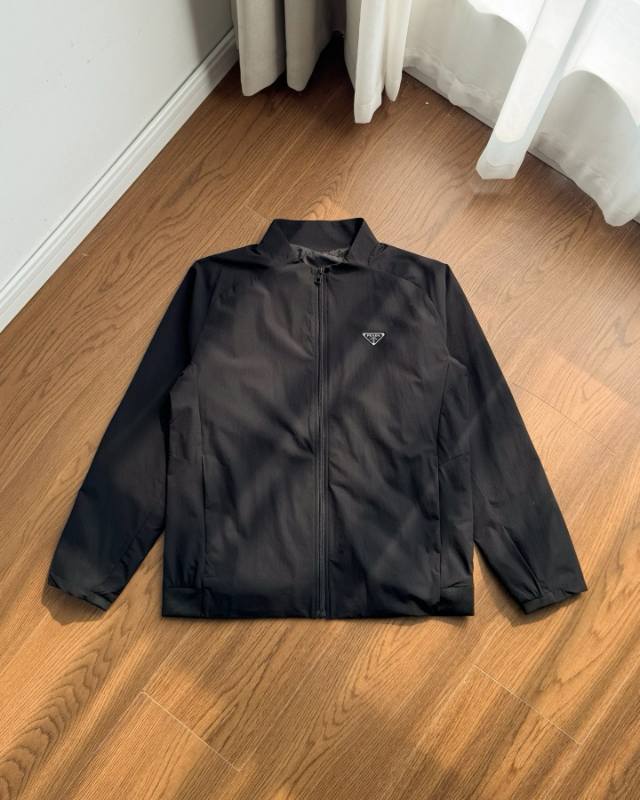 Prada 普拉达都市通勤行政理想伴侣早秋防晒外套 黑色 M-4Xl 今天必须给各位都市精英男士们按头安利这款Dualis梭织上衣，简直是通勤路上的宝藏单品！