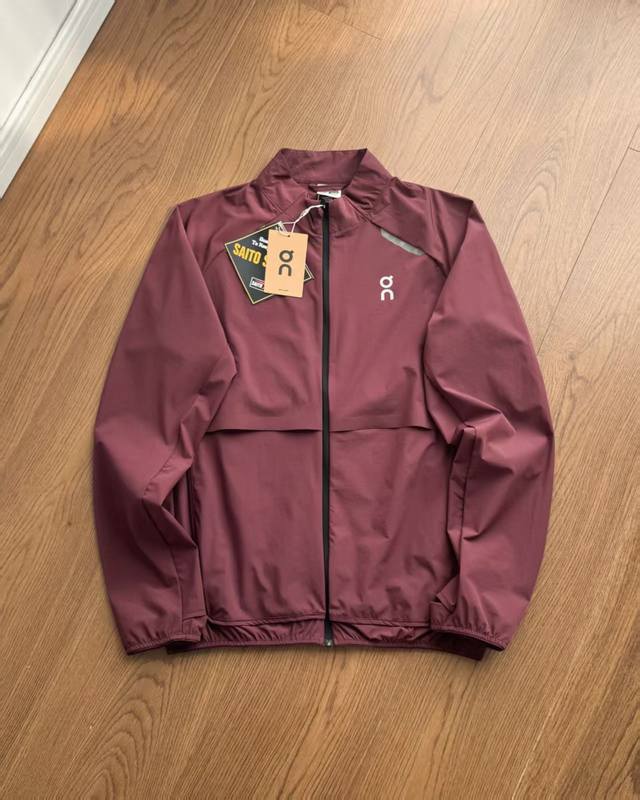上新！ ，On昂跑 Weather Jacket Insulated轻量皮肤衣情侣款。户外轻量化跑步皮肤衣上新，On昂跑家专柜同款。采用功能性专业户外保护型针织