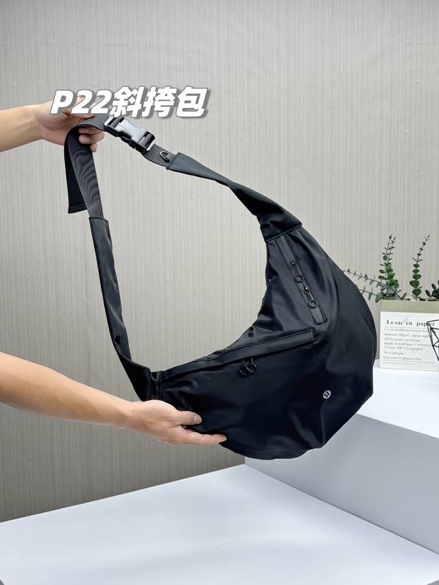 颜值第一名！Lulu男女情侣款机能单肩斜背包！多功能便携式大胸包，容量和大小跟双肩包差不多，是一款超大的饺子单肩包！最时尚好看的三角造型，真的，谁背谁帅气，谁背