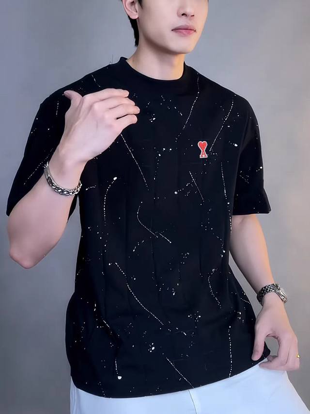 Ami 艾米 银河满天星短袖T恤：穿出宇宙级潮流 今年“满天星”T恤火了，高级又时髦！ 当炎炎夏日邂逅银河星辉，一件会发光的T恤正在时尚圈掀起浪潮！ 全新 闪闪