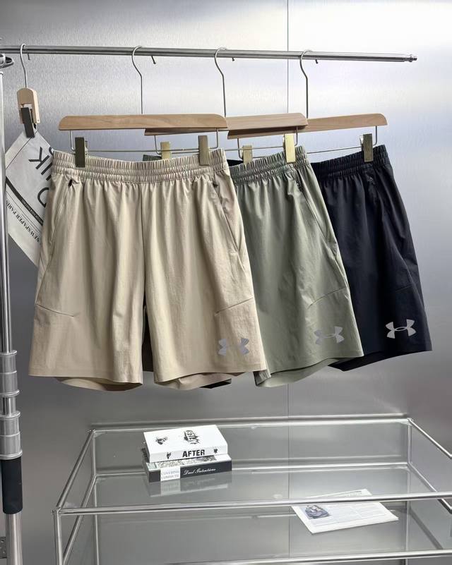 Under Armour 安德玛 夏季五分短裤 经典百搭款 户外短裤 亲肤透气，柔软细腻，穿着凉爽无负担，适合日常休闲与轻运动户外场景，布料弹性适中，不易变形，