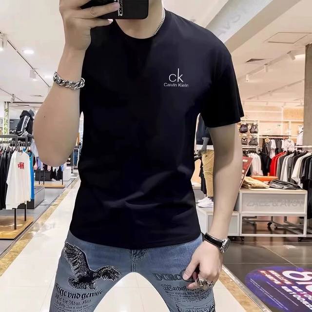 2025年Calvin Klein 新款胸前Ck小标Logo印花男士休闲圆领宽版短袖T恤！！ 兄弟们又一款精致的Ck短袖上新了！！ 穿上这件衣服，让你散发浓浓的
