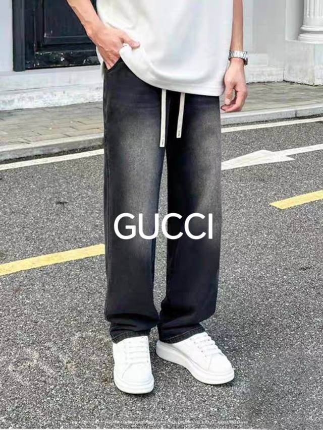 Gucci 古驰小蜜蜂 海外版美式高街简约风渐变水洗直筒牛仔裤休闲裤长裤，男女同款。 每件裤型采用渐变水洗工艺，让整件裤子色彩更有层次感，个性前卫，插兜处鳄鱼刺
