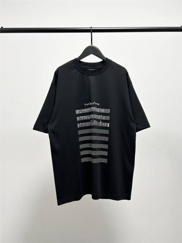 高版本，质量很好！巴黎世家 Balenciaga男女同款音符印花短袖T恤！领口，袖口微破洞工艺！品相非常好！此款尺码偏大，最小Xs穿到 斤左右！最大穿到200斤