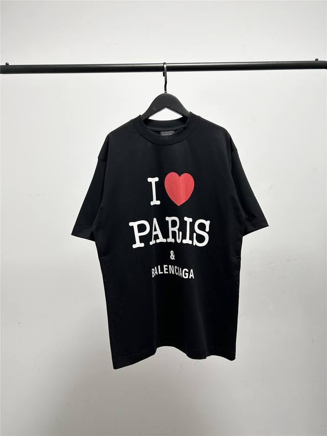 高版本，质量很好！巴黎世家 Balenciaga男女同款红心印花我爱巴黎字母短袖T恤！此款尺码偏大，最小Xs穿到 斤左右！最大穿到200斤！ 巴黎世家Balen