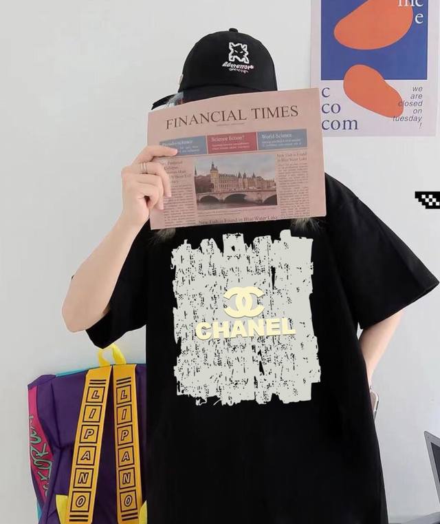 Chanel香奈儿圆领短袖半袖T恤 面料采用260克纯棉双纱食毛面料 双线二本针压线 久洗不变形 原版定制三标 高端进口印花 随意水洗 情侣可穿 男女同款 黑色