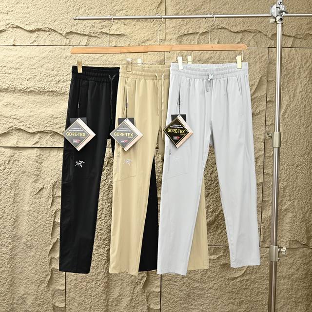 Arc'teryx 始祖鸟 速干裤。 三色男款速干裤？口袋有经典Logo。 高端上档次。 夏季必穿款 实现38℃高温下依然保持爽体感， 让夏日运动无惧汗水与骤雨