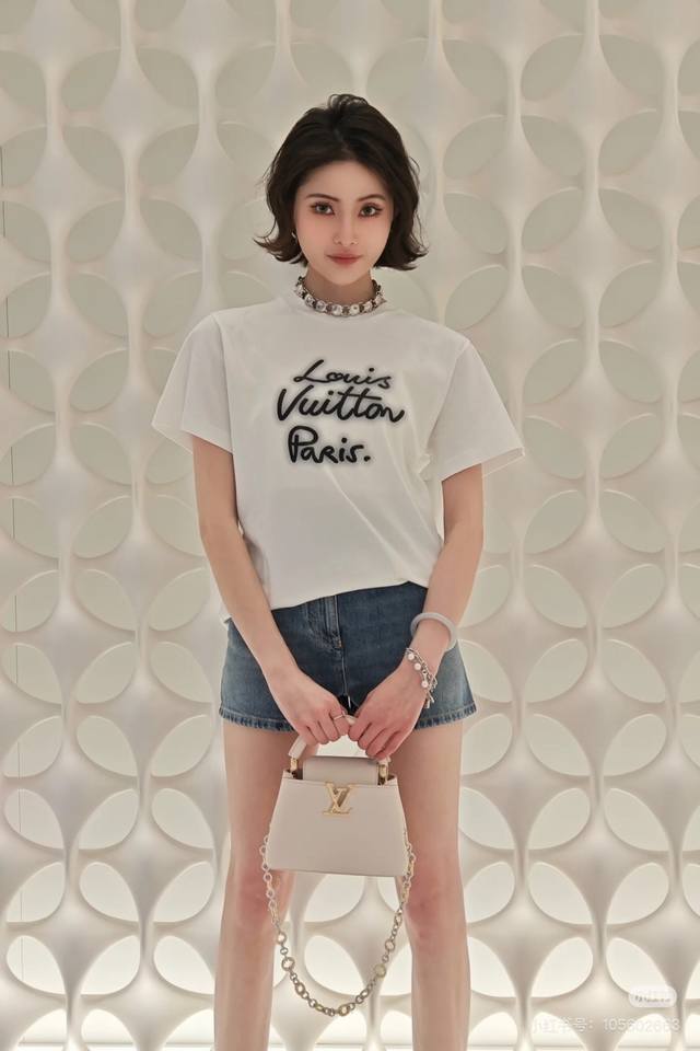 Lv发泡签名字母印花圆领短袖 114 Louisvuitton官网Zp同步新款针织 面料采用32支双纱280克高克重纯棉面料 同缸定织定染原版同色螺纹 前后进口