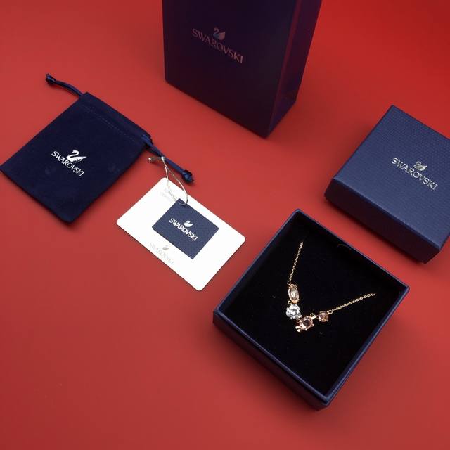 Swarovski施华洛世奇手链顶级最高版本』 重磅来袭通过关系搞到一批海关扣押的Swarovski手链 全球最火的款式之一 可以承载岁月的经典之作 永不过时