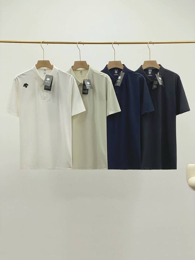供 Descente*迪桑特 Training系列综训训练运动休闲商务男士短袖翻领Polo衫 四色齐发！ 翻领款式！胸前肩部镶有品牌标志性Logo点缀，立体感十