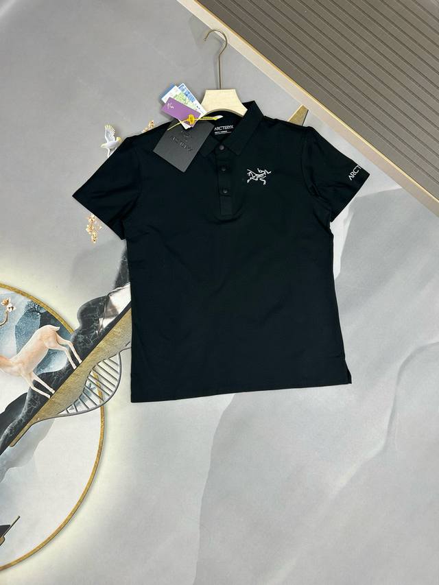 细节图 Arc‘Teryx 始祖鸟新款户外透气舒爽Polo短袖！采用反光Logo！ 无痕激光切割+压胶粘合工艺日常大家要花几百块才能在簰店买到一毛一样的面料与品
