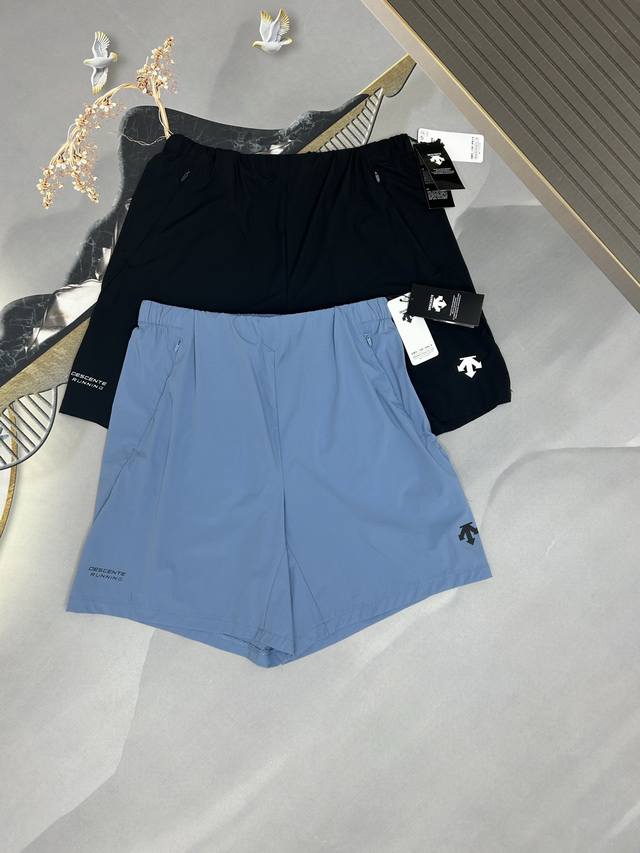 迪桑特男士短裤休闲运动五分裤沙滩短裤Descente Running迪桑特Running系列的男士梭织短裤松紧腰 腰部的松紧带设计很合理，弹性适中，不会勒也不会