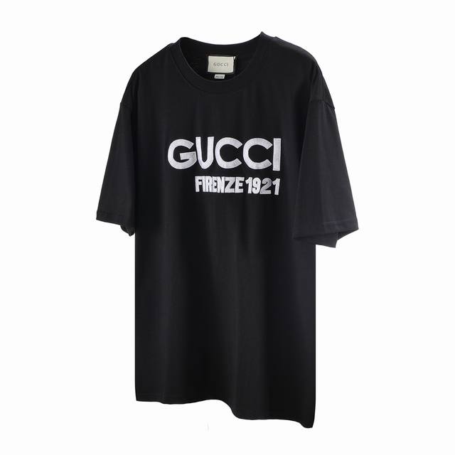 G10 Gucci 古驰 24Ss刺绣1921短袖 传统设计以全新印花和纷繁刺绣细节焕新演绎。这款米白色针织棉下恤匠心点缀版 Firenze1921”刺绣，焕新