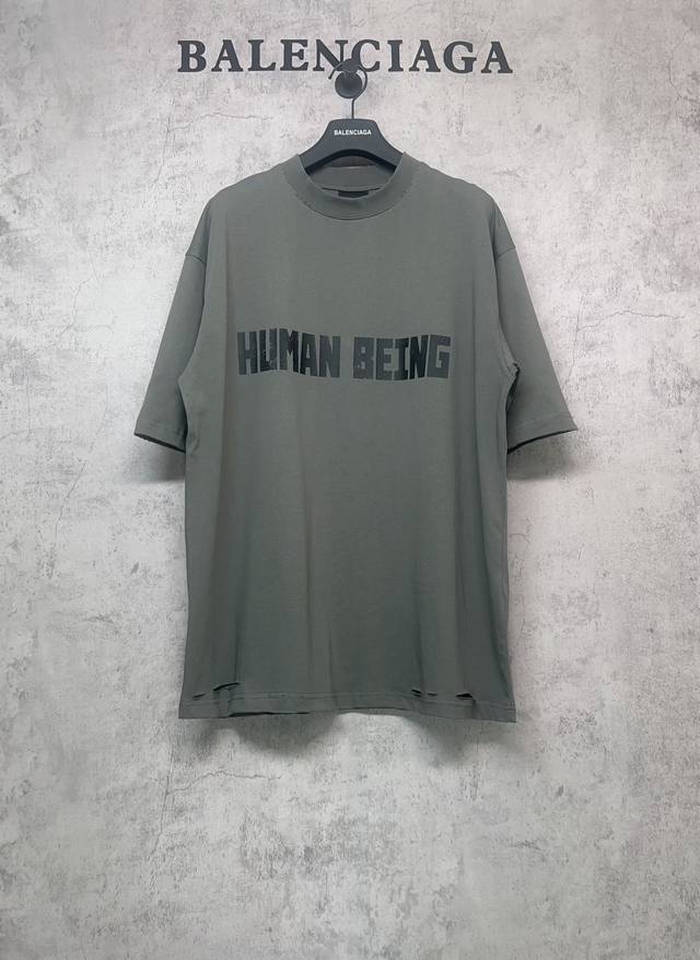 Balenciaga巴黎世家顶级版本1:1官网品质 Human Being英文裂纹工艺印花手工磨烂短袖 采用巴黎定制纯棉面料260G双纱精梳纯棉，十字螺纹圆领领