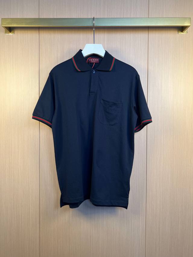 Gucci 标识三色织带Polo衫 尺寸：S-Xl 定制三角珠层雅致珠地棉 质感十足 舒适贴肤 深蓝雅韵 静谧而优雅 正面饰有Gucci标识字样展于胸前 如同贵