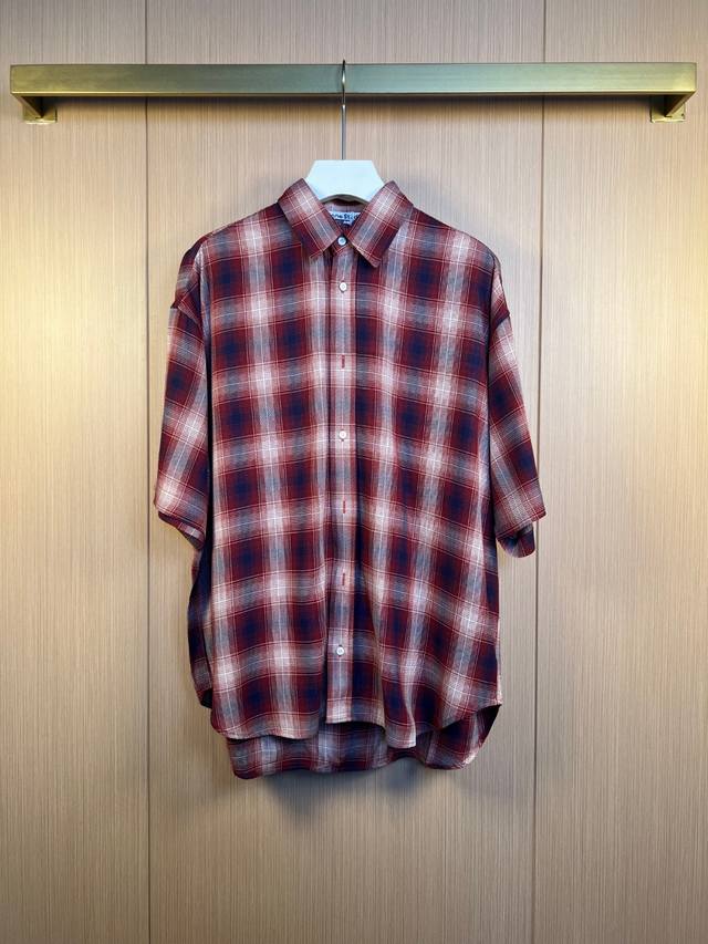 Acne 25Ss 格子短袖衬衫 采用新疆长绒棉与色纺纱混纺，通过21针精梳工艺确保纱线支数达到120S以上，实现面料的光泽度与抗皱平衡。格纹图案通过Cad系统