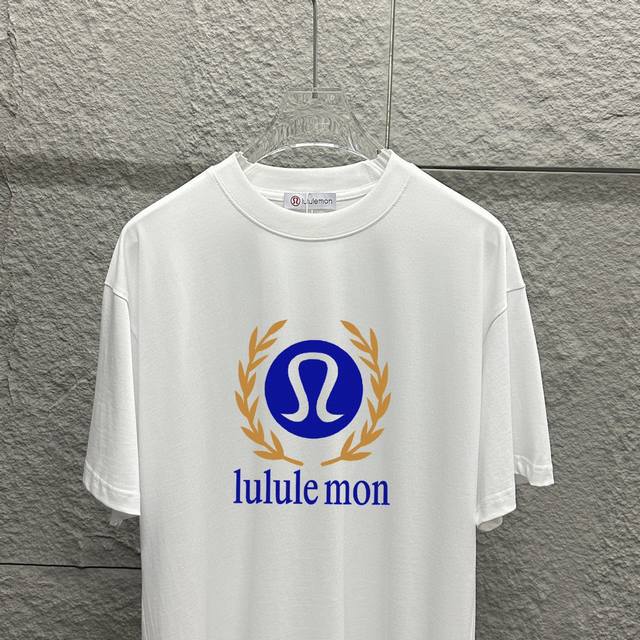 Lulu*Lemon*露露 2025春夏新款短袖T恤 经典图腾叶子字母印花 定制双纱平纹纯棉面料 男女同款 颜色：黑色 白色 尺码： S 90-130斤 M 1