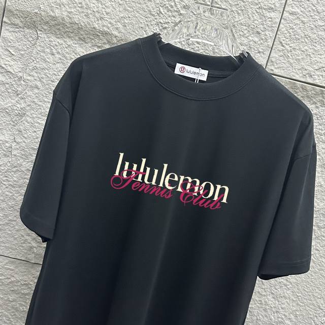 Lulu*Lemon*露露 2025春夏新款短袖T恤 胸前粉色字母双色印花 定制双纱平纹纯棉300面料 男女同款 颜色：黑色 白色 尺码： S 90-130斤