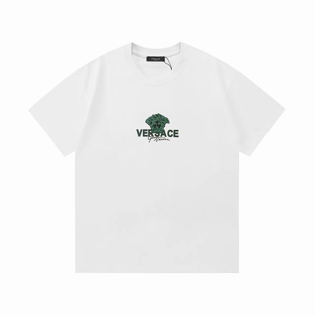 Versace 范思哲 2025新款 立体凸胶+可变色刺绣美杜莎头像Logo 男女同款 短袖T恤 定制320克100％双纱纯棉面料 定染32支双股螺纹 领标吊牌