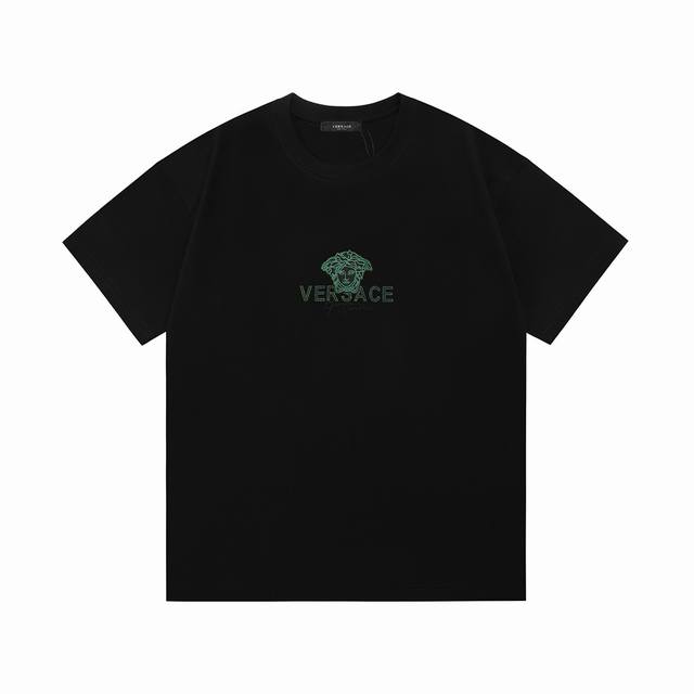 Versace 范思哲 2025新款 立体凸胶+可变色刺绣美杜莎头像Logo 男女同款 短袖T恤 定制320克100％双纱纯棉面料 定染32支双股螺纹 领标吊牌