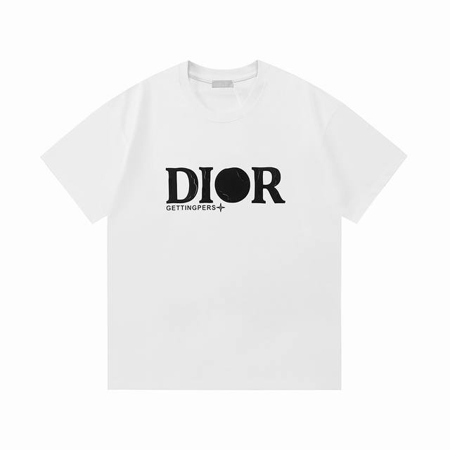 Dior 迪奥 联名石头岛限定系列 2025新款 定制破坏凹凸层次Logo 定制袖标 男女同款 短袖T恤 定制260克100％双纱纯棉面料 定染32支双股螺纹