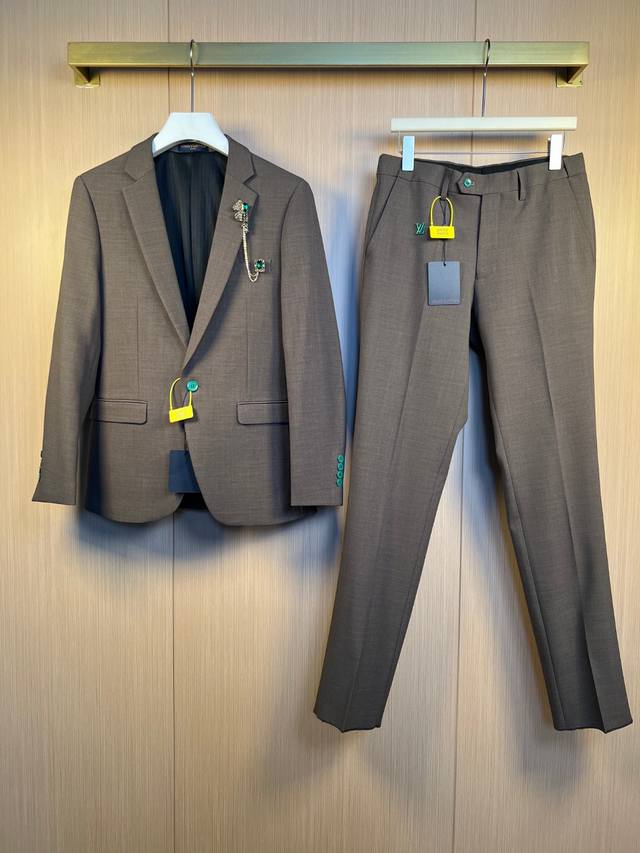 套装Lv 驴家 开年钜作 新款卡其色西服 口袋定制五金 绿宝石链条彰显奢华 手袖品牌标志性绿色标识Logo纽扣 很有力的彰显了品牌特质 通体的造型依然沿袭了V登