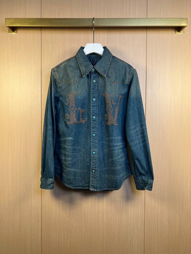 Lv 长袖铆钉牛仔衬衫 出自 秋冬秀场，以饰钉构筑华美Lv标识，与育克和按扣设计共同彰显西部风尚。水洗丹宁布呈现轻盈质感，成就炎炎夏日的清爽之选 Size：S-