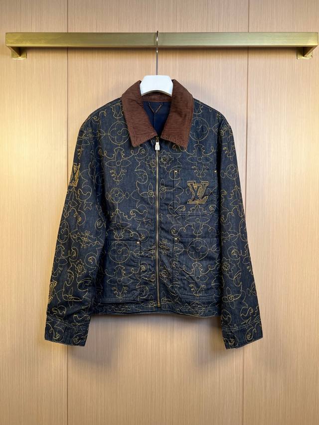 Lv 刺绣牛仔工装夹克 秋冬秀场的Lv Arabesque图案，为 Monogram元素注入浪漫的西部风情。口袋和下摆以撞色纱线刺绣工致花纹，Lv标识栖身胸前与