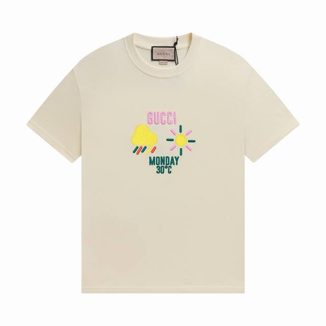 款号 ：870， Gucci新品！早春系列高克重短袖 选用客供定制针织100%纯棉面打造,面料手感细腻，厚实有质感的纯棉布 高密度的机织工艺，如棉絮般柔紧致舒适