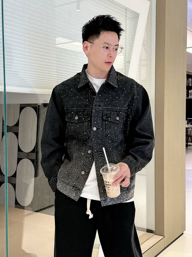 Balenciaga新品！100%纯棉斜纹丹宁材质，由意大利进口高密度器械制造。原胚底不含氨纶几乎无弹，传达牛仔单品本身的拙朴质感。通过洗水及砂石打磨，形成做旧